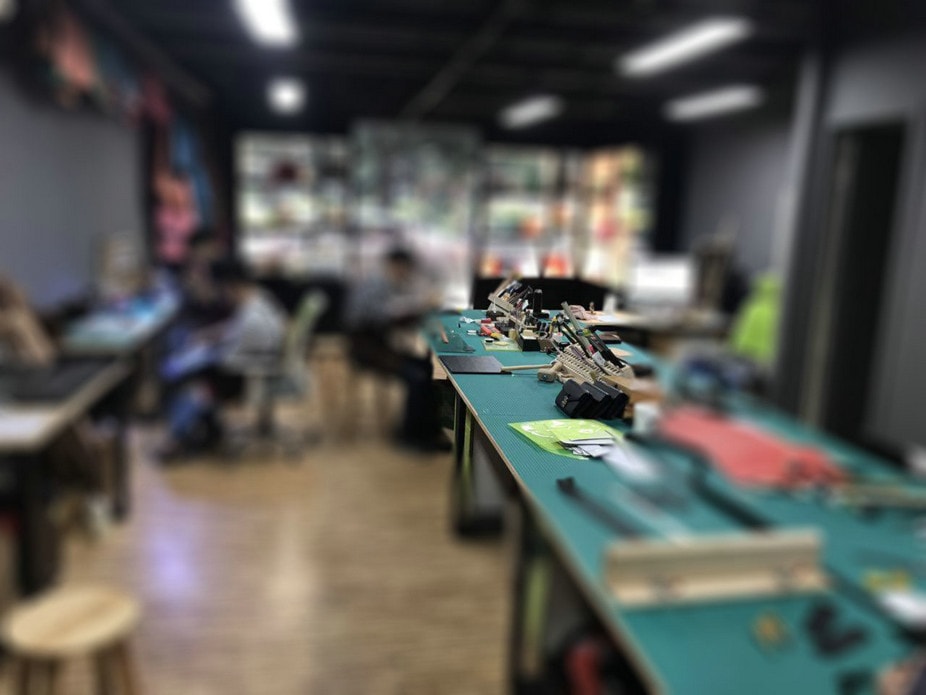 暗访奢侈品手工订制工作室，爱马仕原厂鳄鱼皮摆满仓库