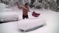 不惧寒冷的爱斯基摩人！雪地里裸替打滚，冰水里洗澡！