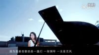 身在他乡，志在远方，曲婉婷沙滩阳光下弹唱《爱的海洋》执着坚定
