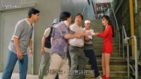 红衣美女被怀疑鬼上身 被众男一一当街验身！