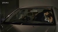 車裡黑西裝男對灰西裝男的勒脖