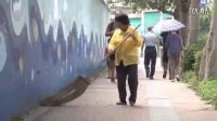 深圳环卫女工捡到10万元巨款还失主_标清