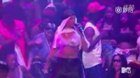 OMG！Rihanna再返VMA现场串烧热单Rude Boy、What's My Name和Work！！全场已经被日日掀翻了好么！！这舞蹈团够庞大！