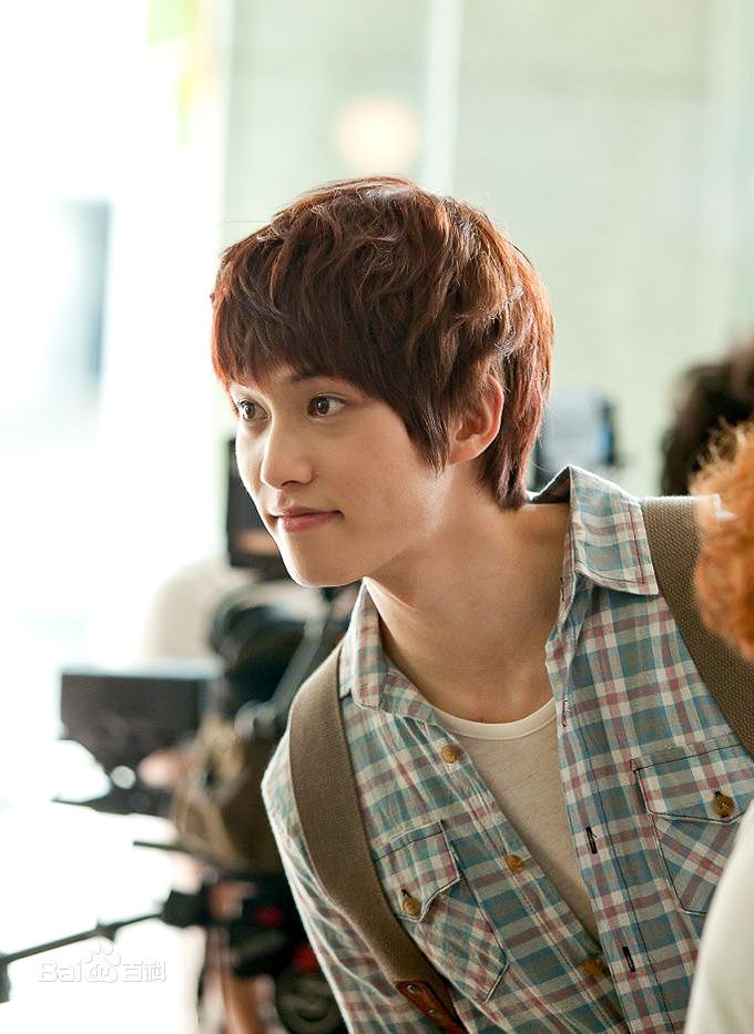 //www.mshishang.net/pics/star/pic/94c082e52377fa93315bd395633065f7.jpg